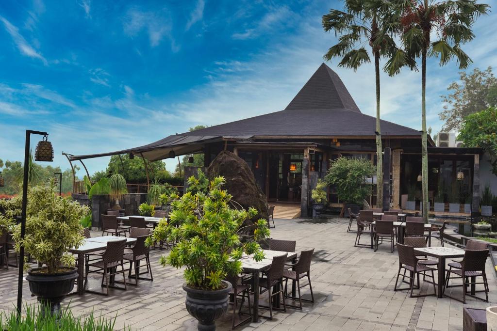 Restaurace v ubytování Abhayagiri - Sumberwatu Heritage Resort