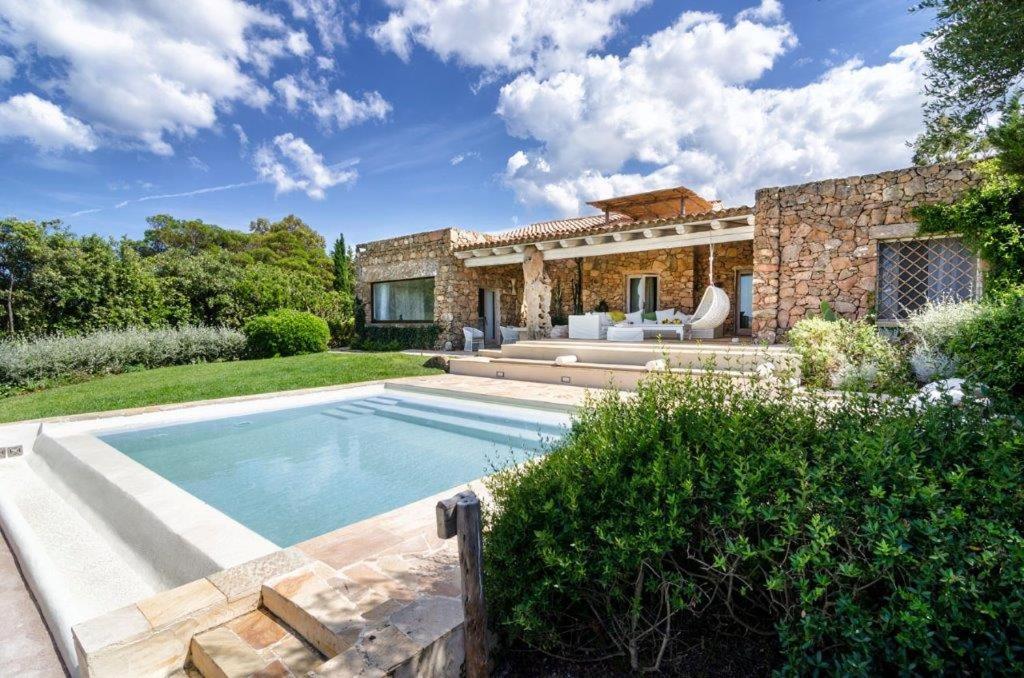 een huis met een zwembad in de tuin bij Luxury Villa in Porto Rotondo in Porto Rotondo