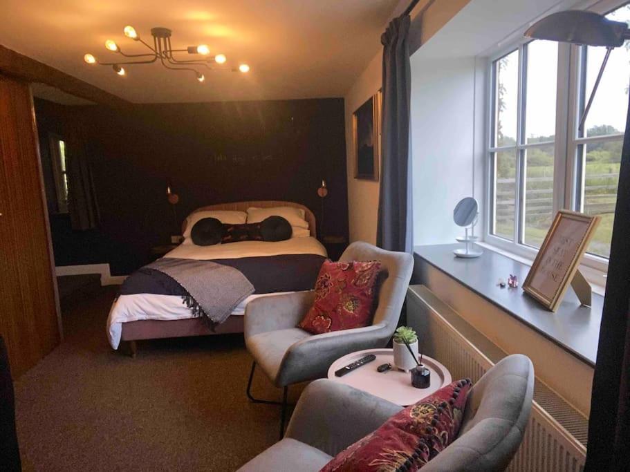 The Shires Quirky 3 bed holiday home with Woodfired Hottub, Rudston