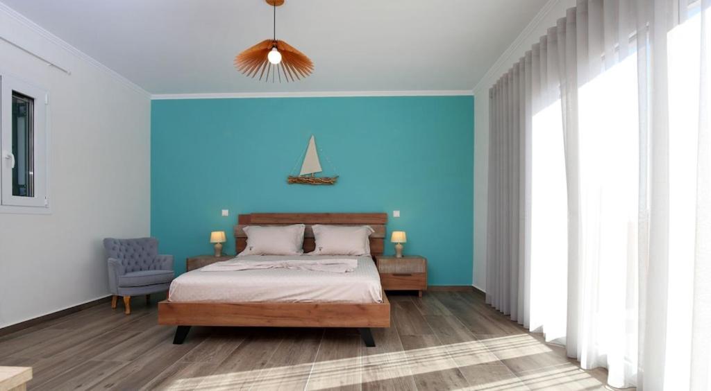 Posteľ alebo postele v izbe v ubytovaní Villa Melias, luxurious villa with superb view of the islands, 400 m from the sea