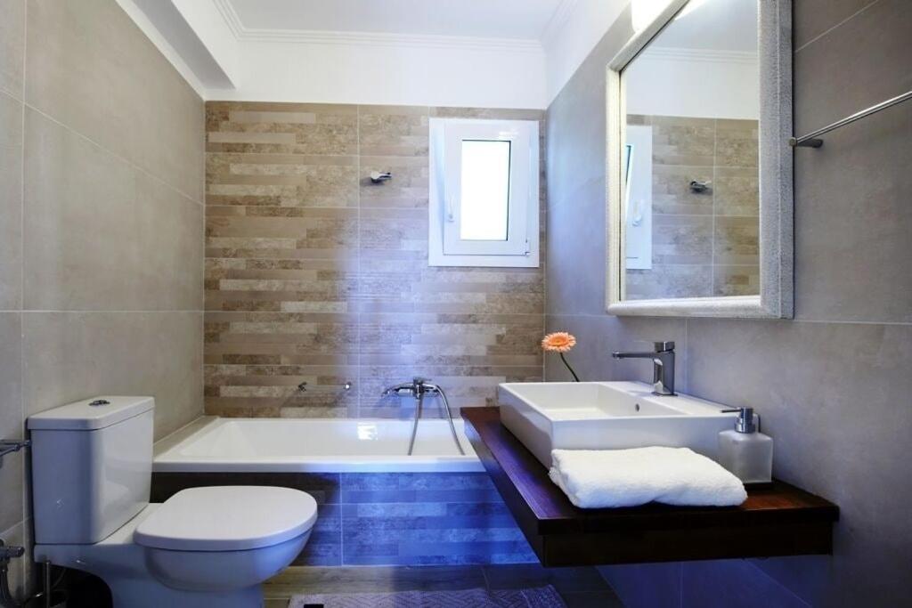 Kúpeľňa v ubytovaní Villa Melias, luxurious villa with superb view of the islands, 400 m from the sea