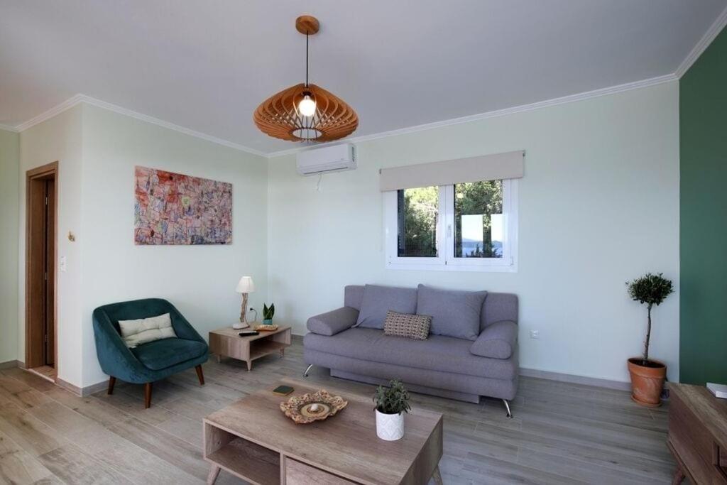 Posedenie v ubytovaní Villa Melias, luxurious villa with superb view of the islands, 400 m from the sea