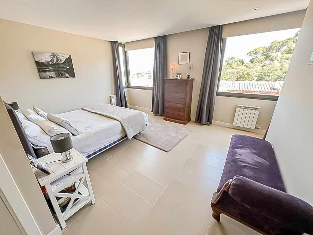 Posteľ alebo postele v izbe v ubytovaní Villa Peralta Girona City w above ground Pool