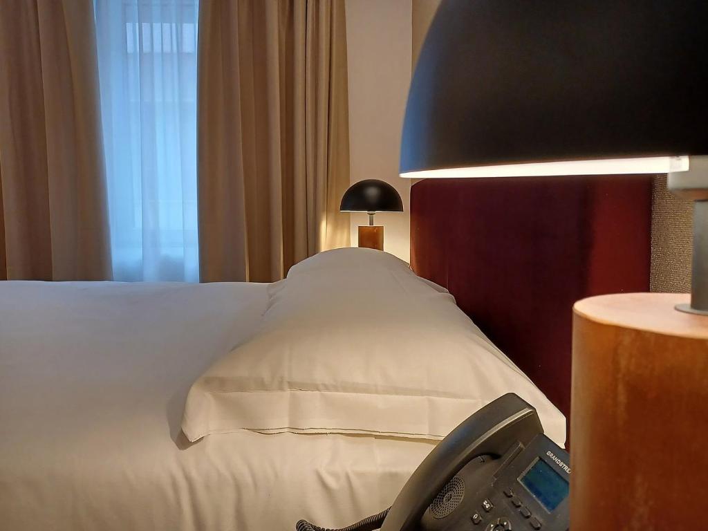 Postel nebo postele na pokoji v ubytování Outside Boutique Hotel