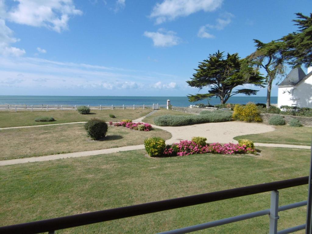 a view of a park with the ocean in the background at Appartement Morvan in Sarzeau