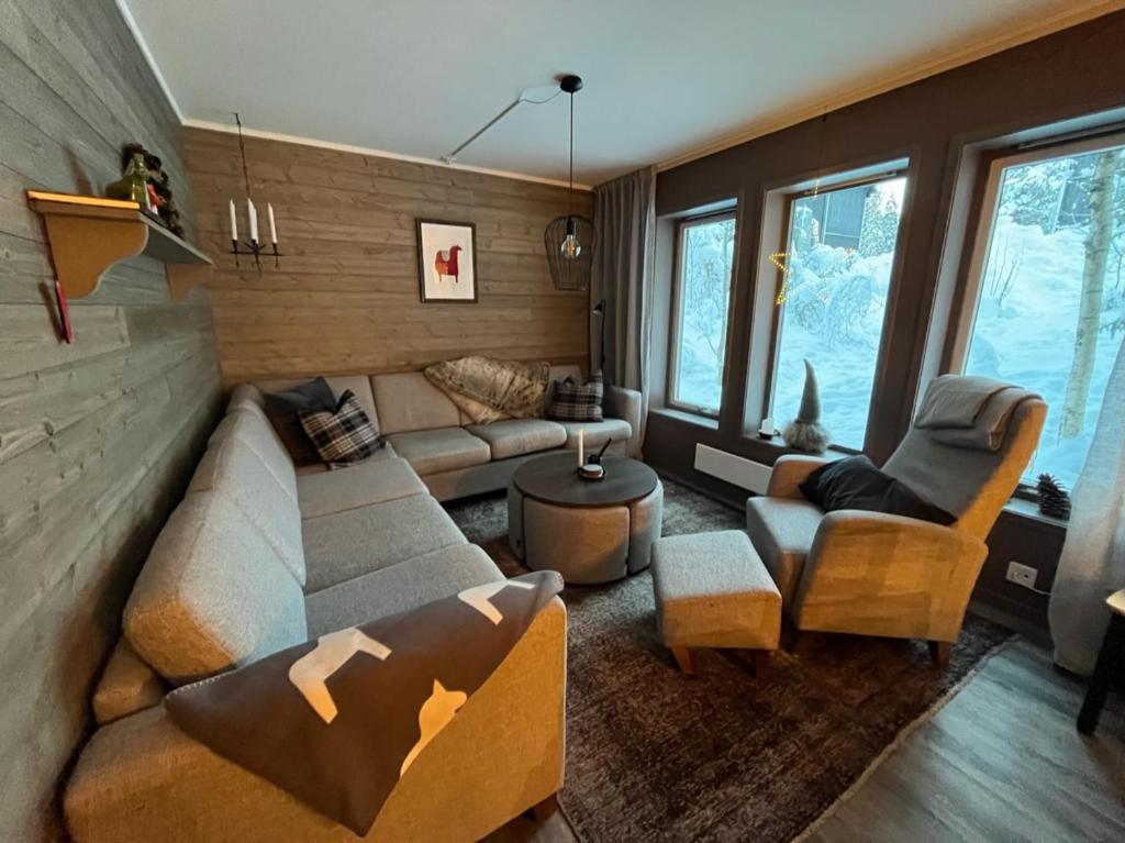 ein Wohnzimmer mit einem Sofa und 2 Stühlen in der Unterkunft Vasabyn Fjällhem in Sälen