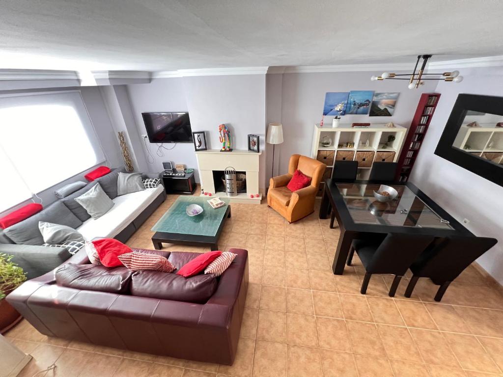 ein Wohnzimmer mit einem Sofa und einem Tisch in der Unterkunft El N5 Casa en Rincon de la Victoria Golf & Piscina in Rincón de la Victoria
