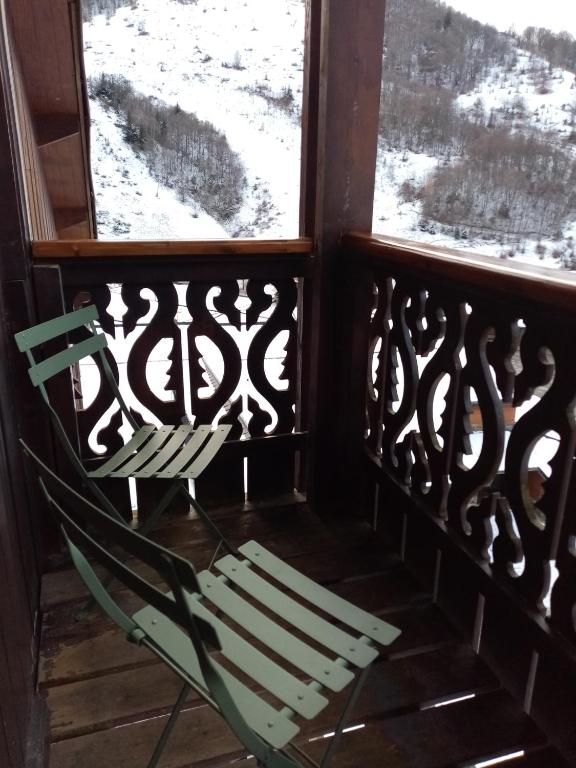 Balkón alebo terasa v ubytovaní Pleine nature Pied pistes Piscine chauffée