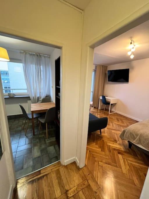 Televízia a/alebo spoločenská miestnosť v ubytovaní OhMyHome - Chmielna