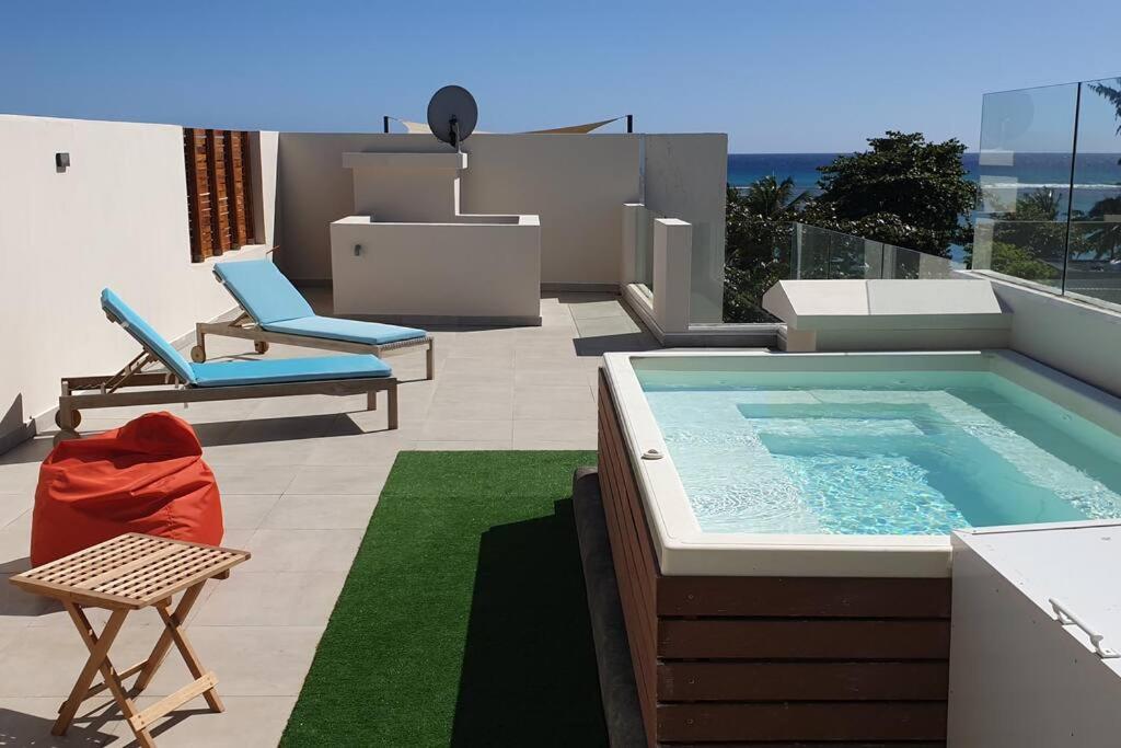 Bazén v ubytování Penthouse vue sur mer 200m2 nebo v jeho okolí