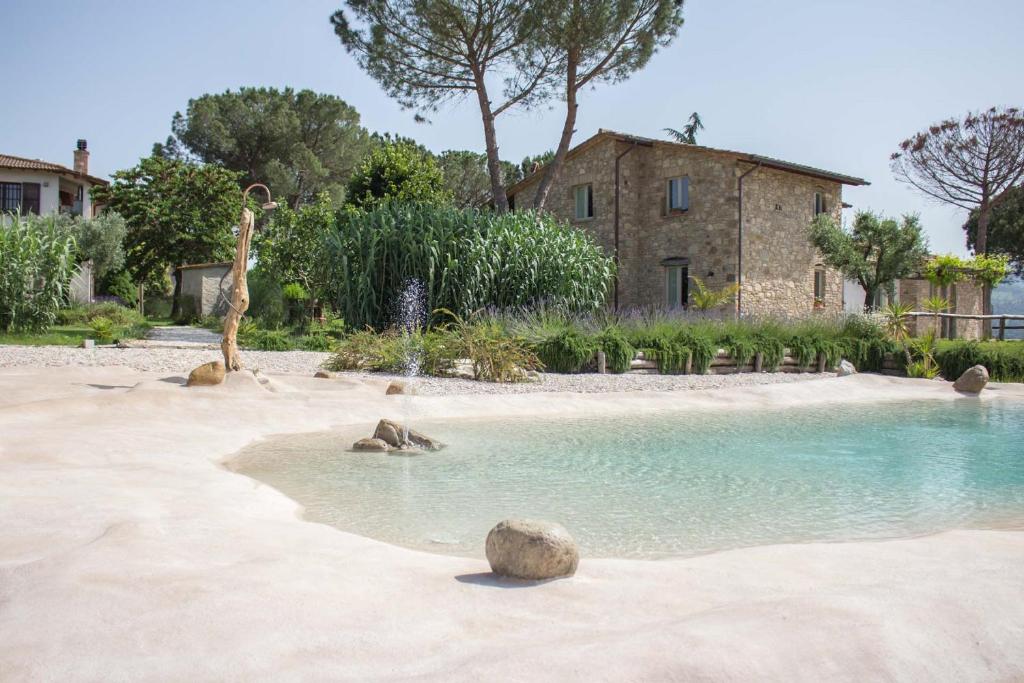 una pequeña piscina de agua frente a una casa en Villa Mignola, en Perugia