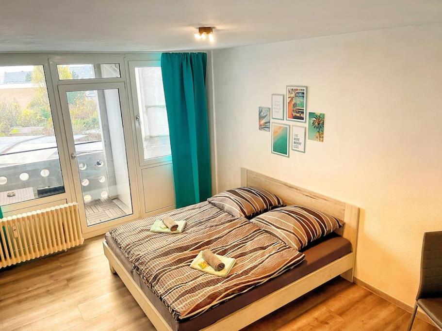a bedroom with a bed with two towels on it at Apartment nähe Flughafen DUS in Düsseldorf