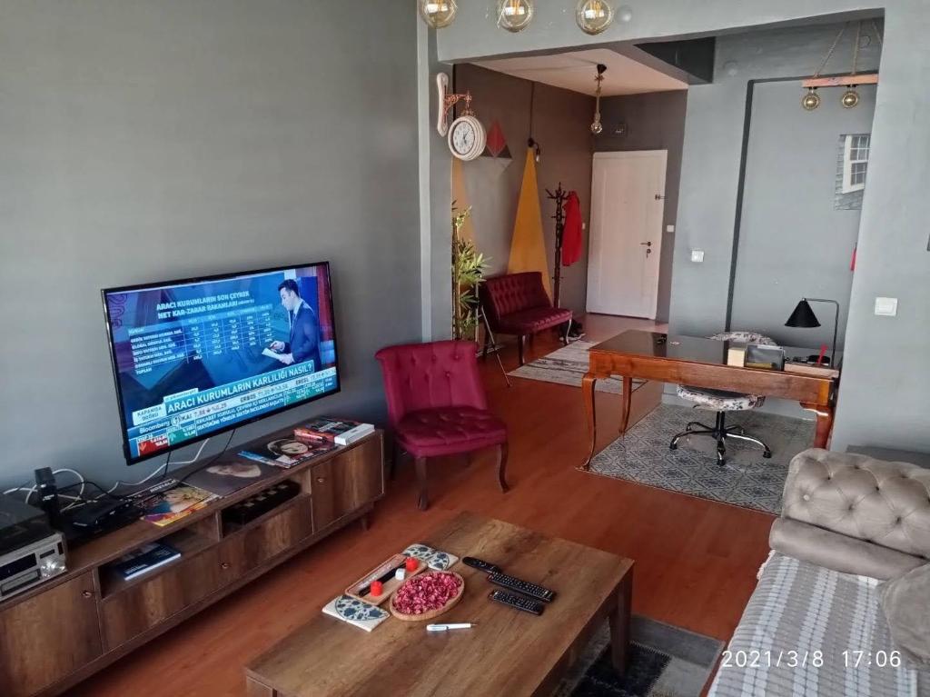 a living room with a flat screen tv and a table at Beşiktaş Meydan in Istanbul