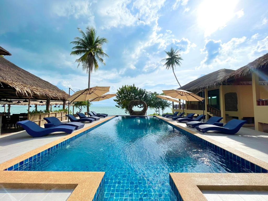 Bazén v ubytování Absolute Beachfront Villas nebo v jeho okolí
