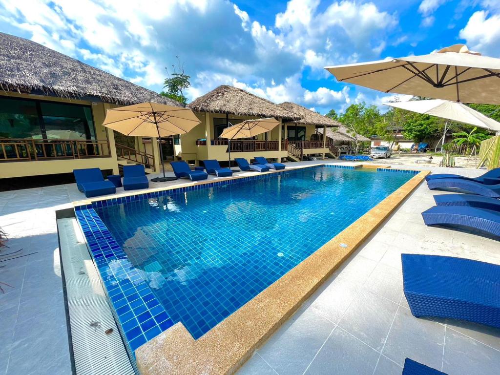 Bazén v ubytování Absolute Beachfront Villas nebo v jeho okolí