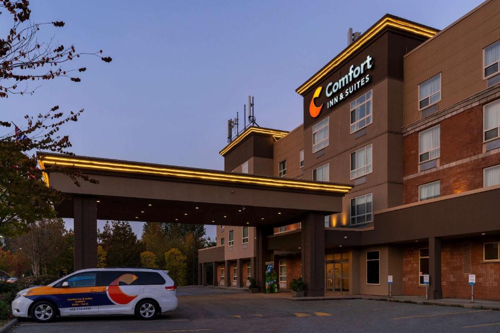 samochód zaparkowany przed hotelem w obiekcie Comfort Inn & Suites Surrey w mieście Surrey