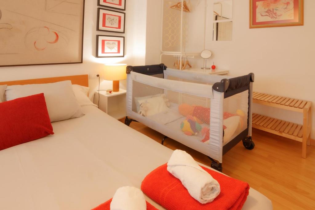 LUMINOSO. COMODO. ACOGEDOR. WIFI. Junto a AVE, Valencia ...