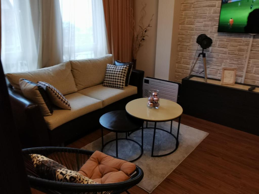 uma sala de estar com um sofá e uma mesa em Студио 836 em Bansko