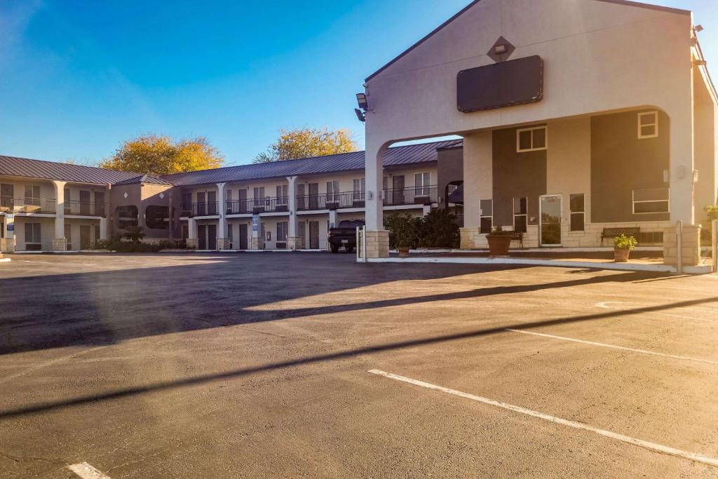 un parcheggio vuoto di fronte a un motel di Econo Lodge Inn & Suites Near Lackland AFB a San Antonio
