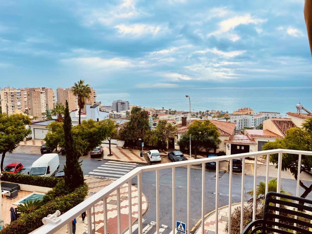 een uitzicht op een stad vanaf een balkon bij Elegante, Bonito, Buenas Vistas y cerca de La Nogalera in Torremolinos