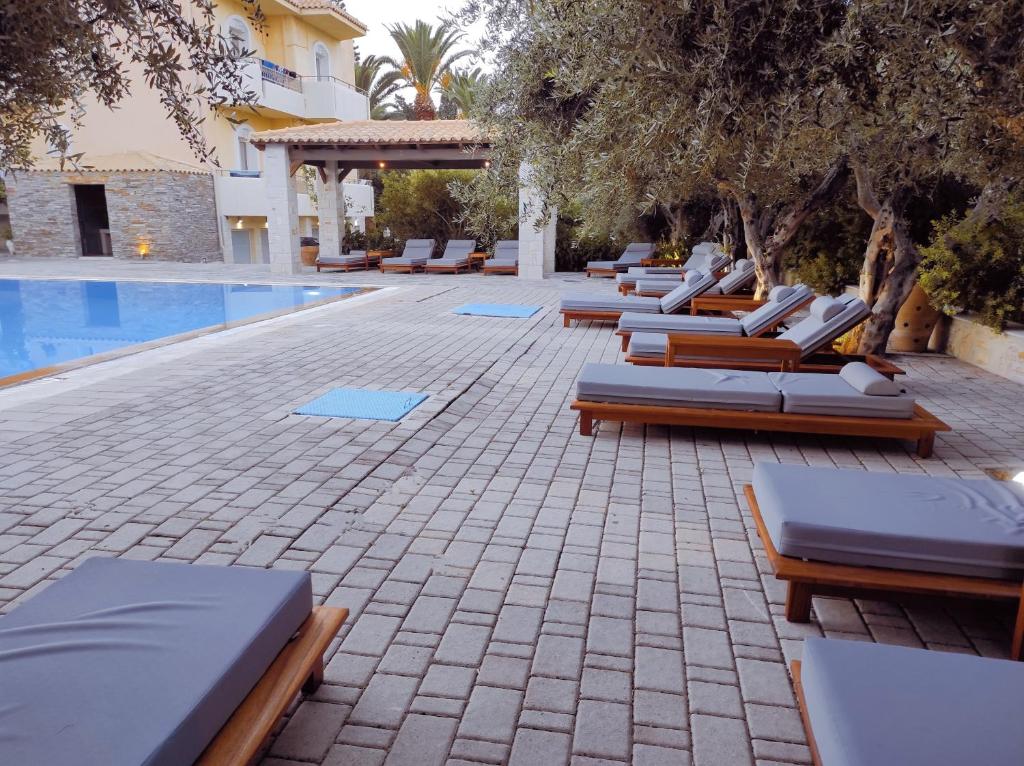 Bazén v ubytování Lili Hotel nebo v jeho okolí