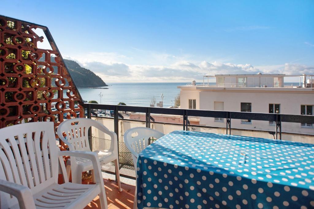 a table and chairs on a balcony with the ocean at Casa Bruno e Iris in Levanto