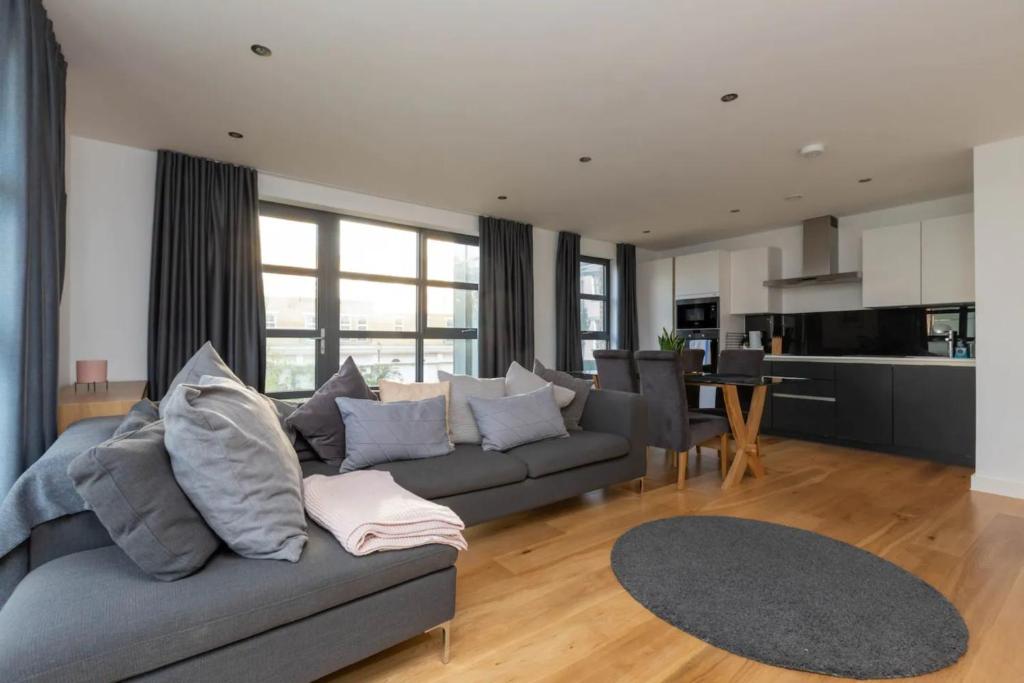 a living room with a couch and a kitchen at Central and Modern 1 Bedroom Flat in Bermondsey in London