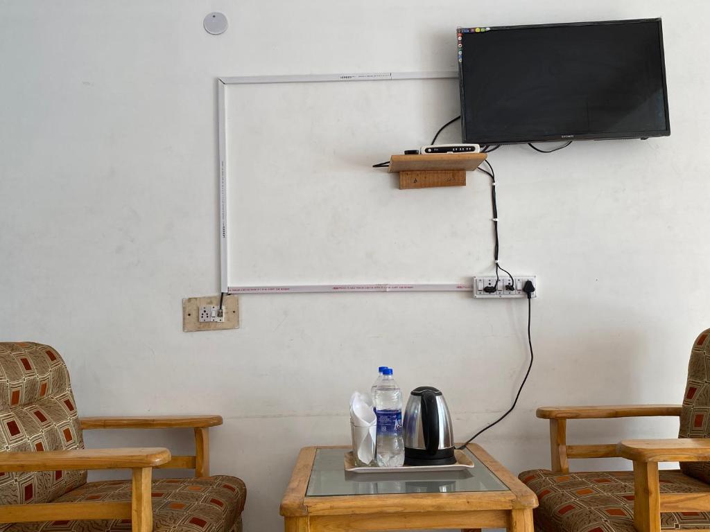 TV a/nebo společenská místnost v ubytování Hotel BHRIGU