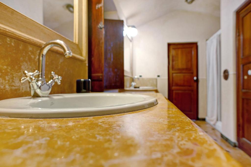 Łazienka w obiekcie Casa Alighieri 2