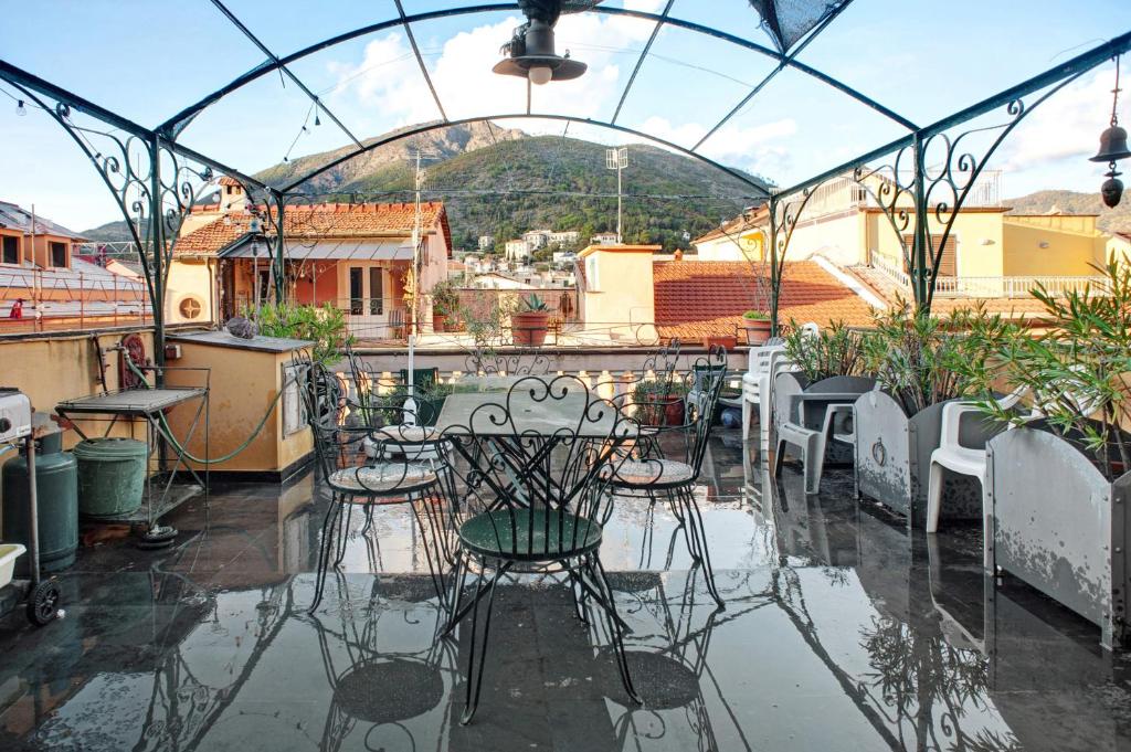 patio z krzesłami i stołami na balkonie w obiekcie Casa Alighieri 2 w mieście Levanto
