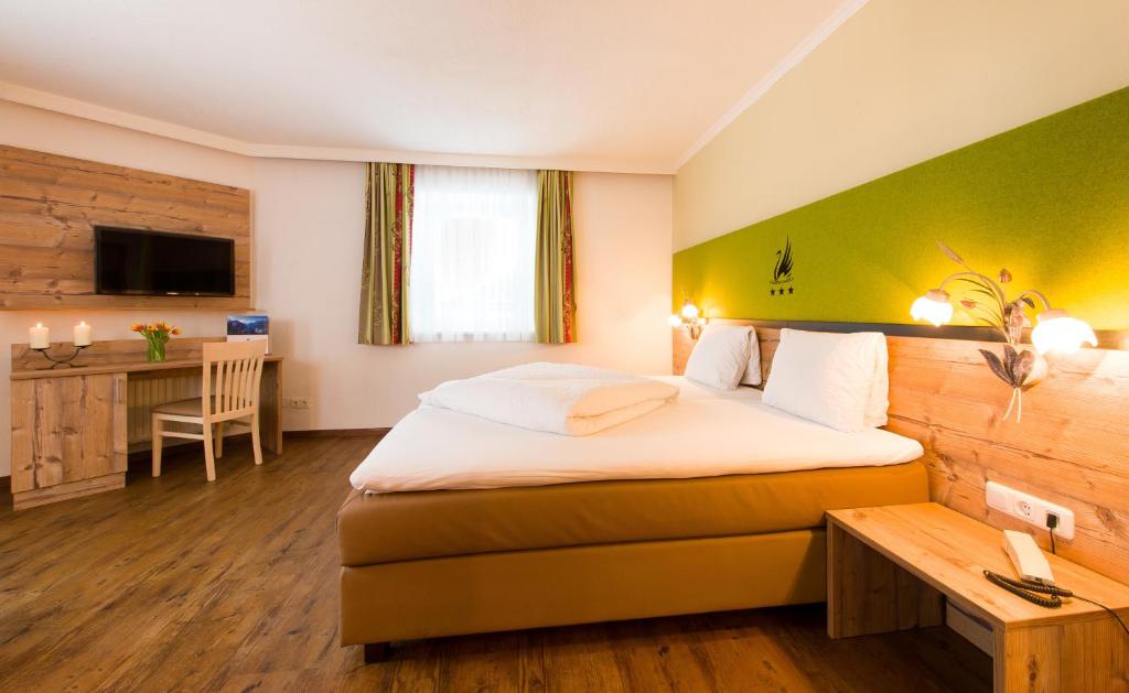 Postel nebo postele na pokoji v ubytování Hotel Gasthof Zum Schwanen