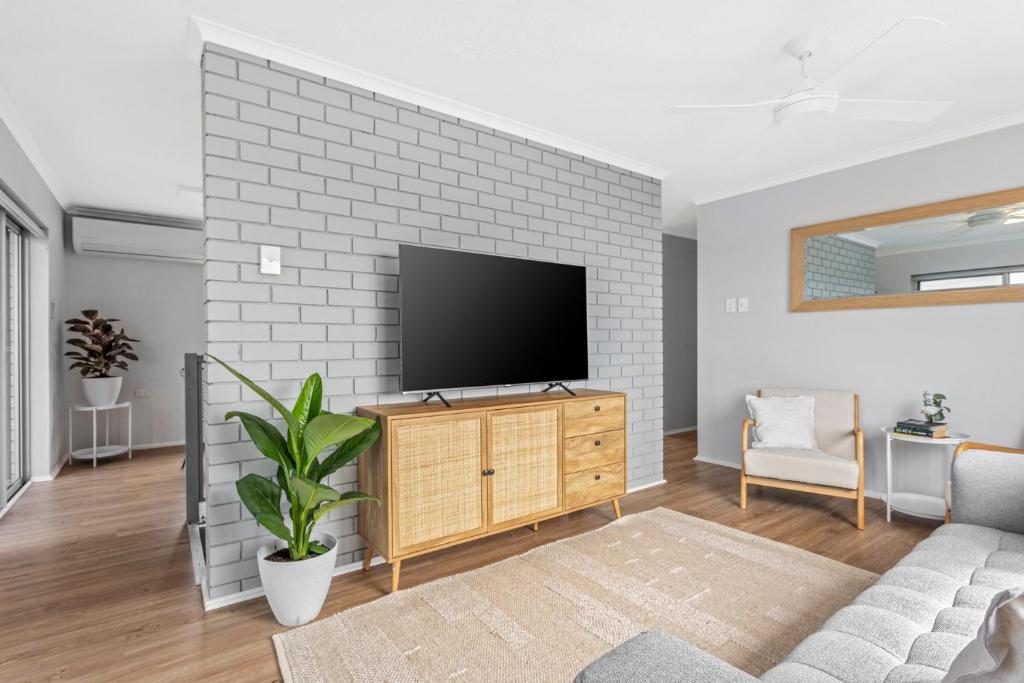 TV a/nebo společenská místnost v ubytování Freeman Retreat Yeppoon