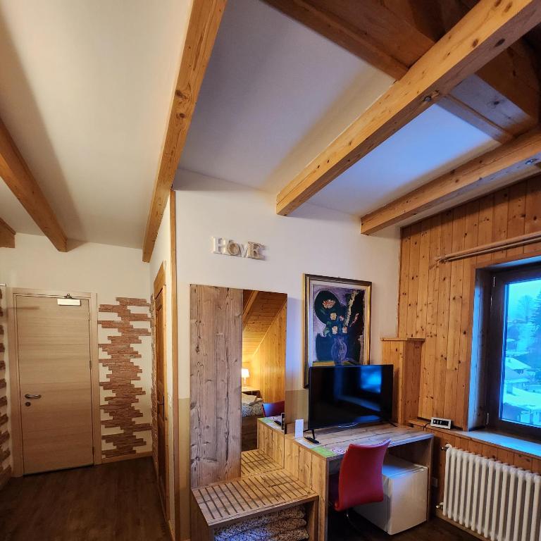 Televízia a/alebo spoločenská miestnosť v ubytovaní Hotel Tarvisio Four Seasons