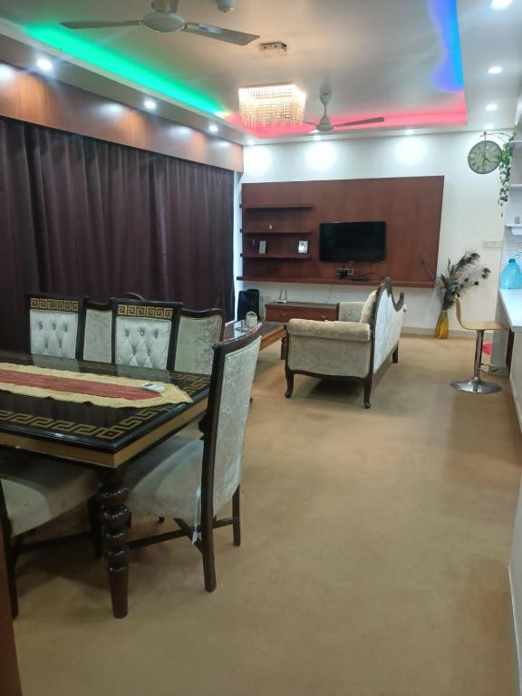 Royal Suites - 3 BHK - Apartamento De Tres Habitaciones