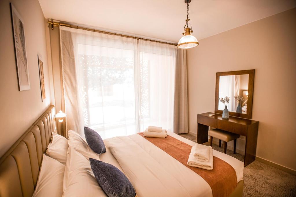 Postel nebo postele na pokoji v ubytování Luxurious Sea view 2 BR & private Garden to the pool at Mangroovy
