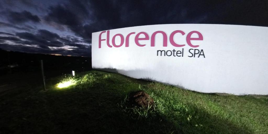 Ein Schild für ein Hypothekenmodell in der Unterkunft Florence Motel - Sto Ângelo in Santo Ângelo