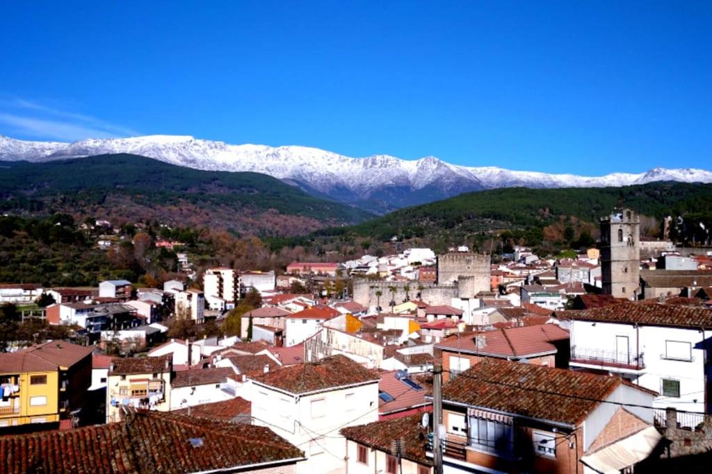 una ciudad con montañas cubiertas de nieve en el fondo en Casa Vaélico, en Arenas de San Pedro