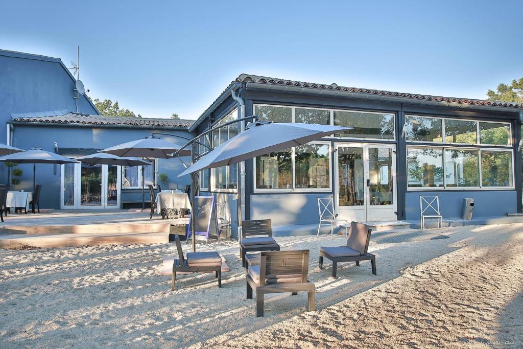 Photo de la galerie de l'établissement Hôtel Restaurant Gîte Les Lavandins, à Saint-Christol