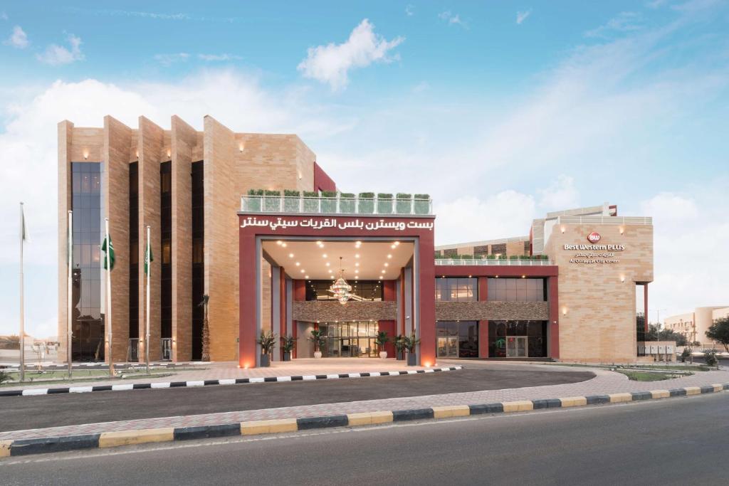 un rendimiento de la entrada a un edificio en Best Western Plus Al Qurayyat City Center en Al-Qurayat