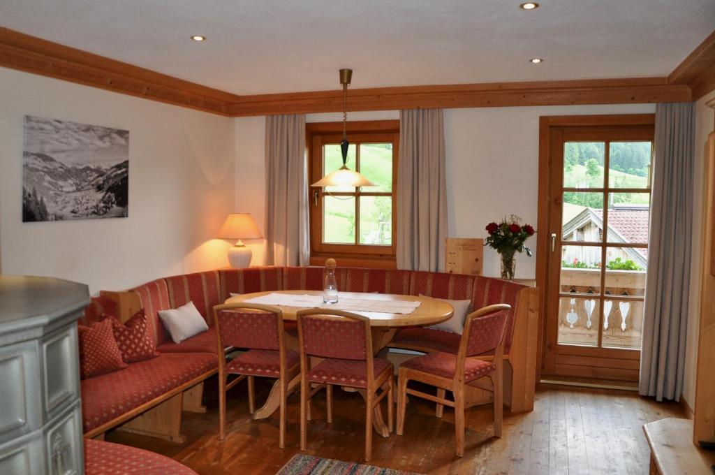 - une salle à manger avec une table et des chaises dans l'établissement Kasperbauer, à Kirchberg in Tirol