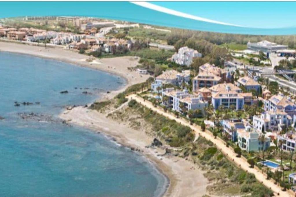 eine Luftansicht auf einen Strand mit Eigentumswohnungen in der Unterkunft La Perla de la Bahía, Espectacular!! in Casares