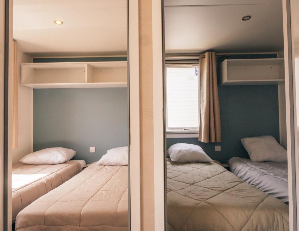 Postel nebo postele na pokoji v ubytování Camping Les Garennes