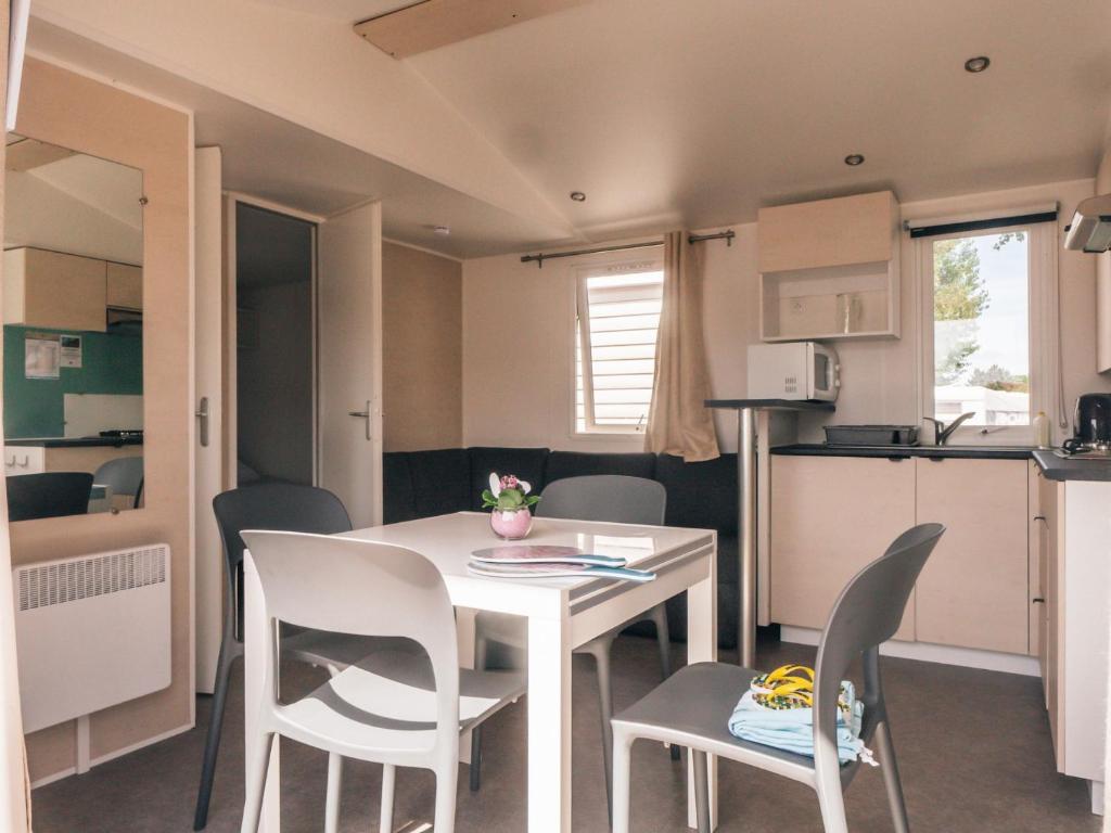 Kuchyň nebo kuchyňský kout v ubytování Camping Les Garennes