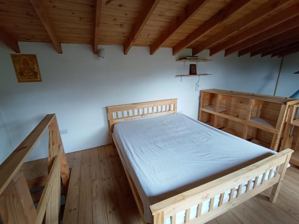 1 dormitorio con 2 literas y escalera en Paisaje Nativo en Villa La Angostura
