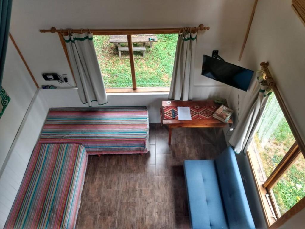 an overhead view of a tiny house with a table and a window at Paisaje Nativo in Villa La Angostura