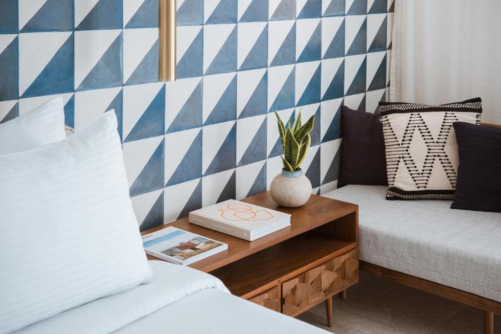 Część wypoczynkowa w obiekcie Phāea Cretan Malia, a Member of Design Hotels