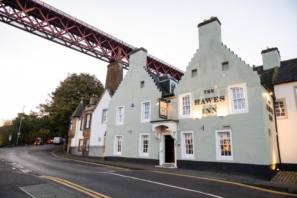 um edifício numa rua com uma ponte por cima em The Hawes Inn by Innkeeper's Collection em Queensferry