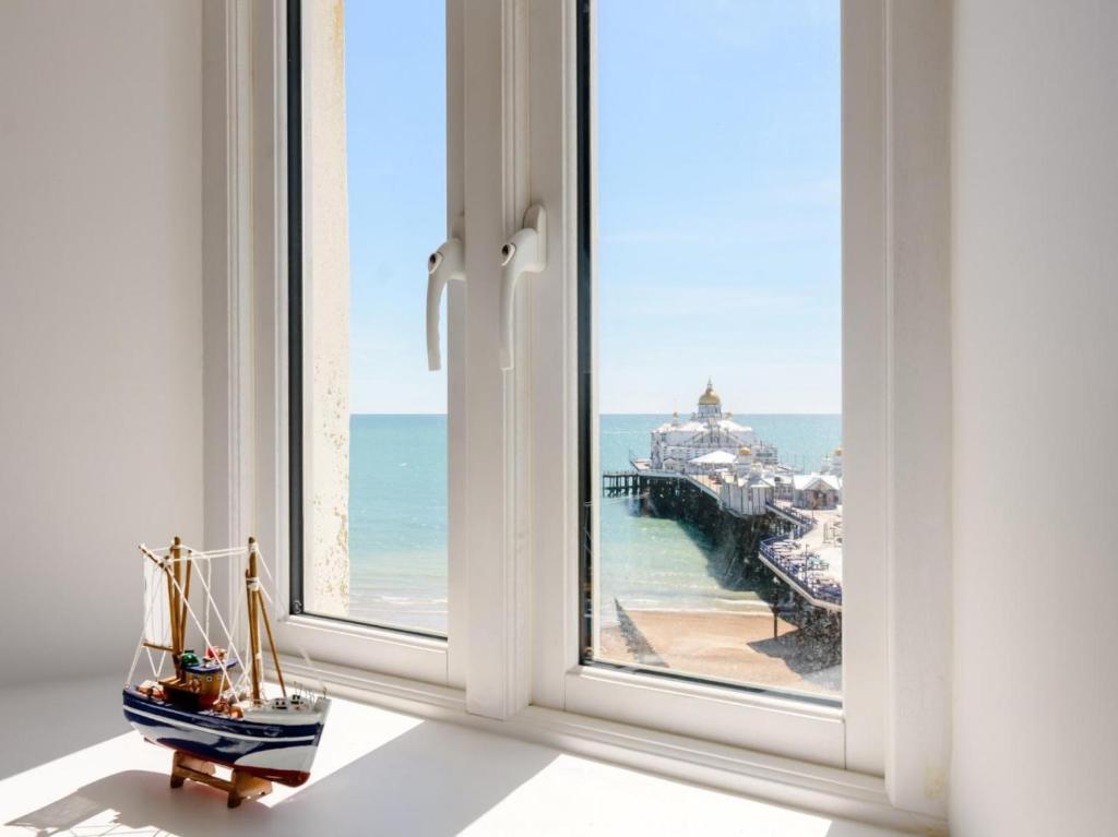 a window with a view of the ocean and the pier at Pier Lookout in Eastbourne