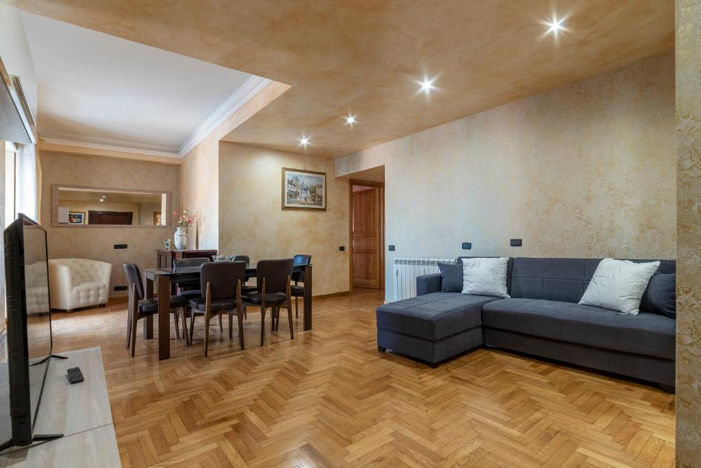 I Live In A Large Flat In Rome