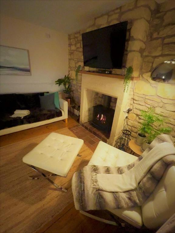Rush Hill Cottage - with parking for 2 cars - Three-Bedroom House
